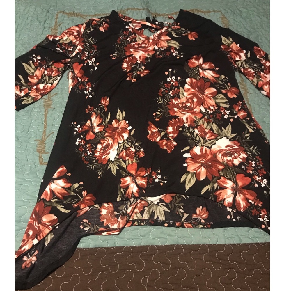 A cute flower shirt!🥀